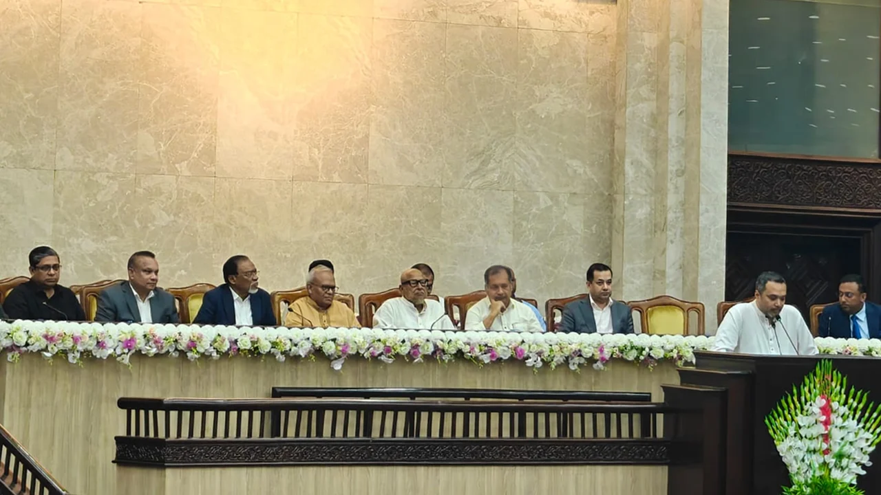 জনগণের স্বস্তির জন্য কাজ করছে সরকার: রিজভী