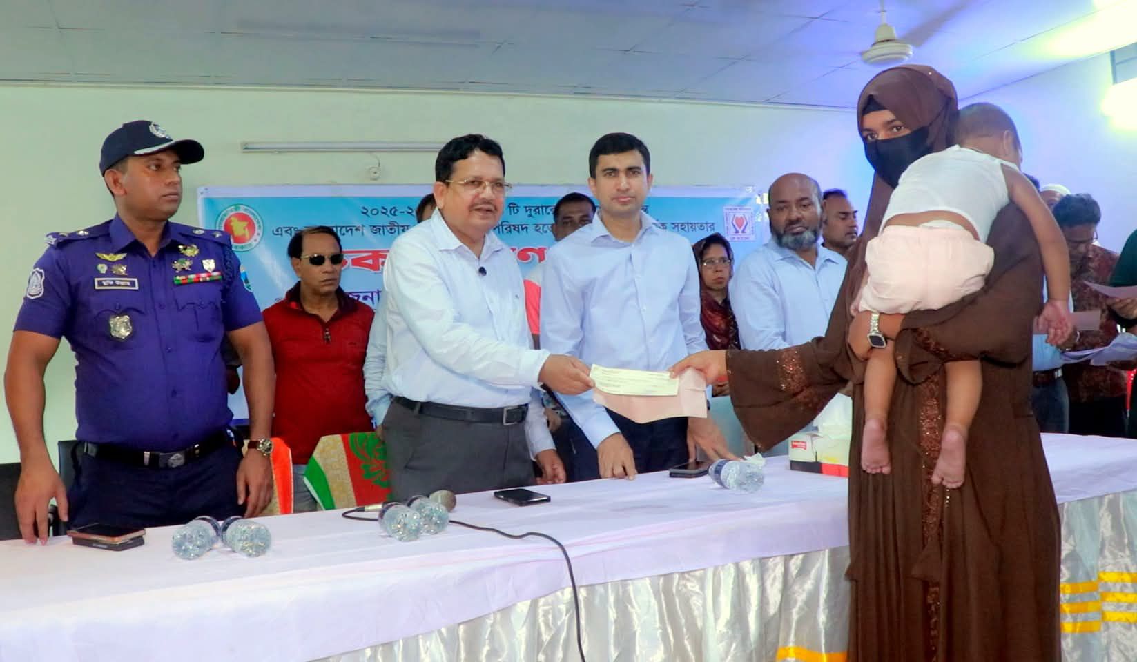 পাবনায় দুরারোগ্য রোগী ও দুস্থ পরিবারের মাঝে সাড়ে ৪৪ লাখ টাকার অনুদান বিতরণ