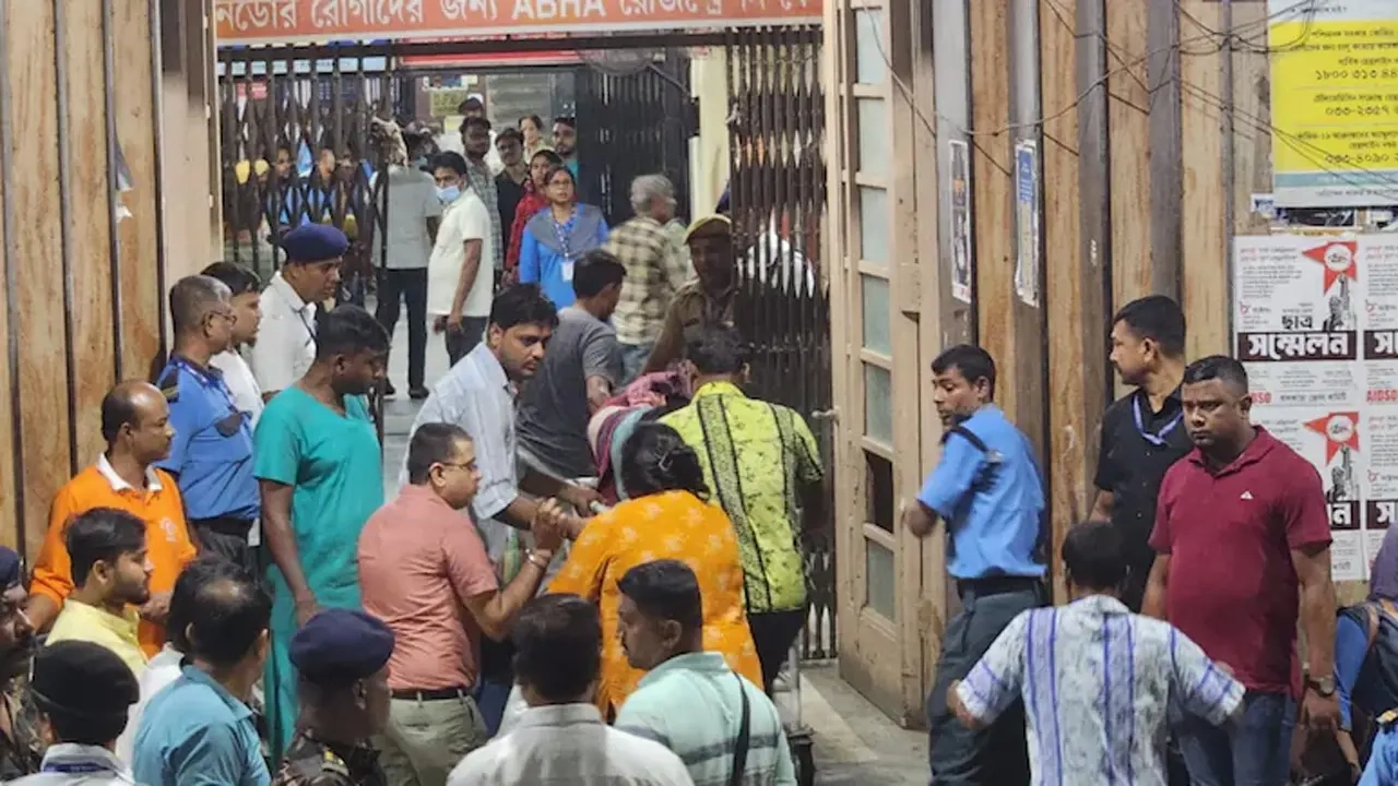 কলকাতায় দুর্গাপূজার মণ্ডপে পদদলিত হয়ে ১৮ জনের মৃত্যু