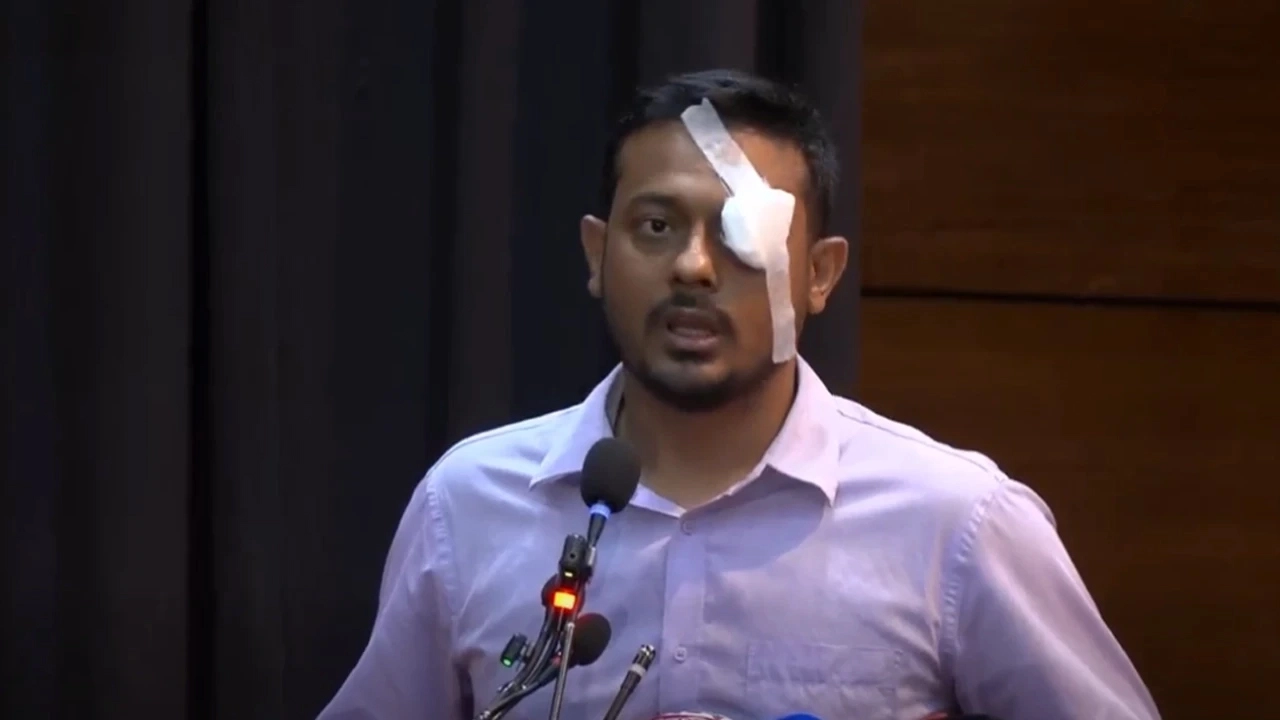 চোখে ব্যান্ডেজ বেঁধে নাসীরুদ্দীন পাটওয়ারীর প্রতিবাদ, জানালেন কারণ