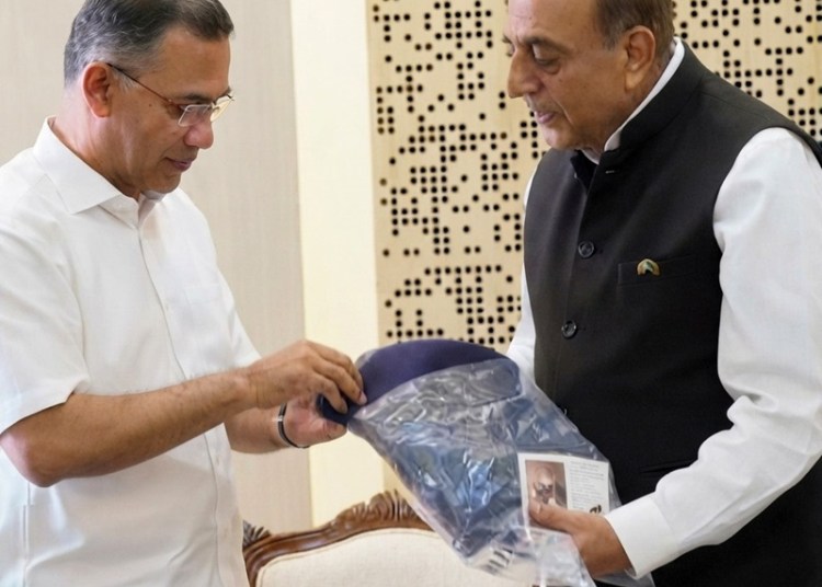 প্রধানমন্ত্রীকে কালো শাল উপহার: কূটনৈতিক বার্তা কী?
