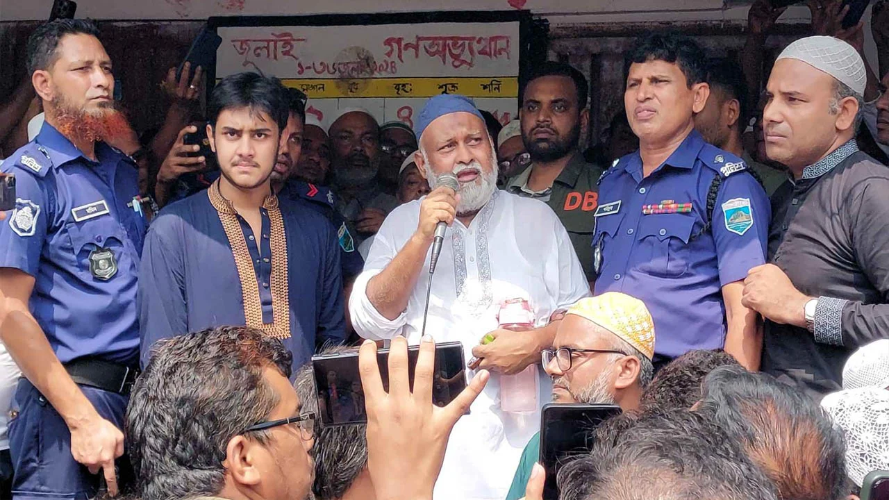 প্যারোলে মুক্তি পেয়ে মায়ের জানাজায় অংশ নিলেন আওয়ামী লীগ নেতা গোলাম হাসনাইন রাসেল