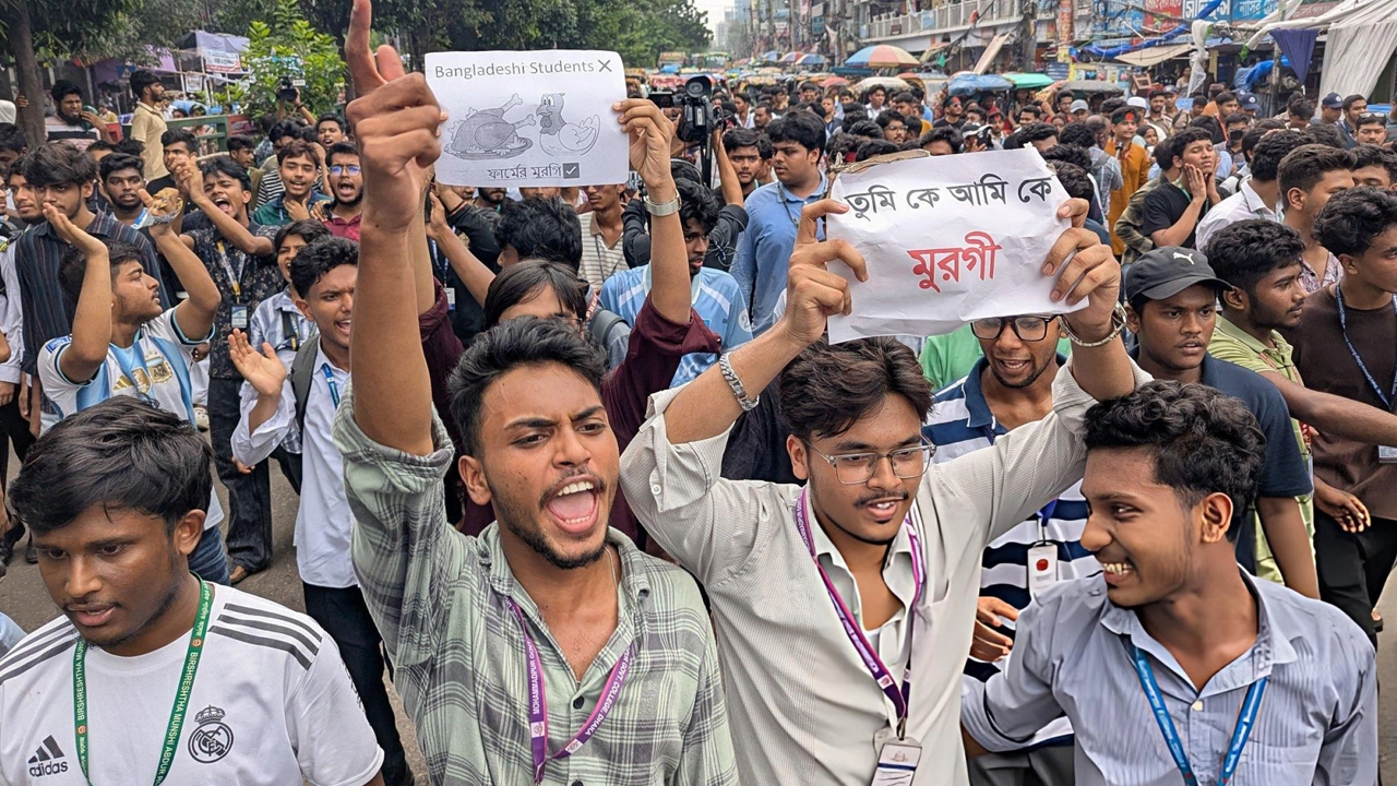 আন্দোলনের মধ্যেই এইচএসসির সপ্তম দিনের পরীক্ষা, দুপুরে শিক্ষার্থীদের লংমার্চ