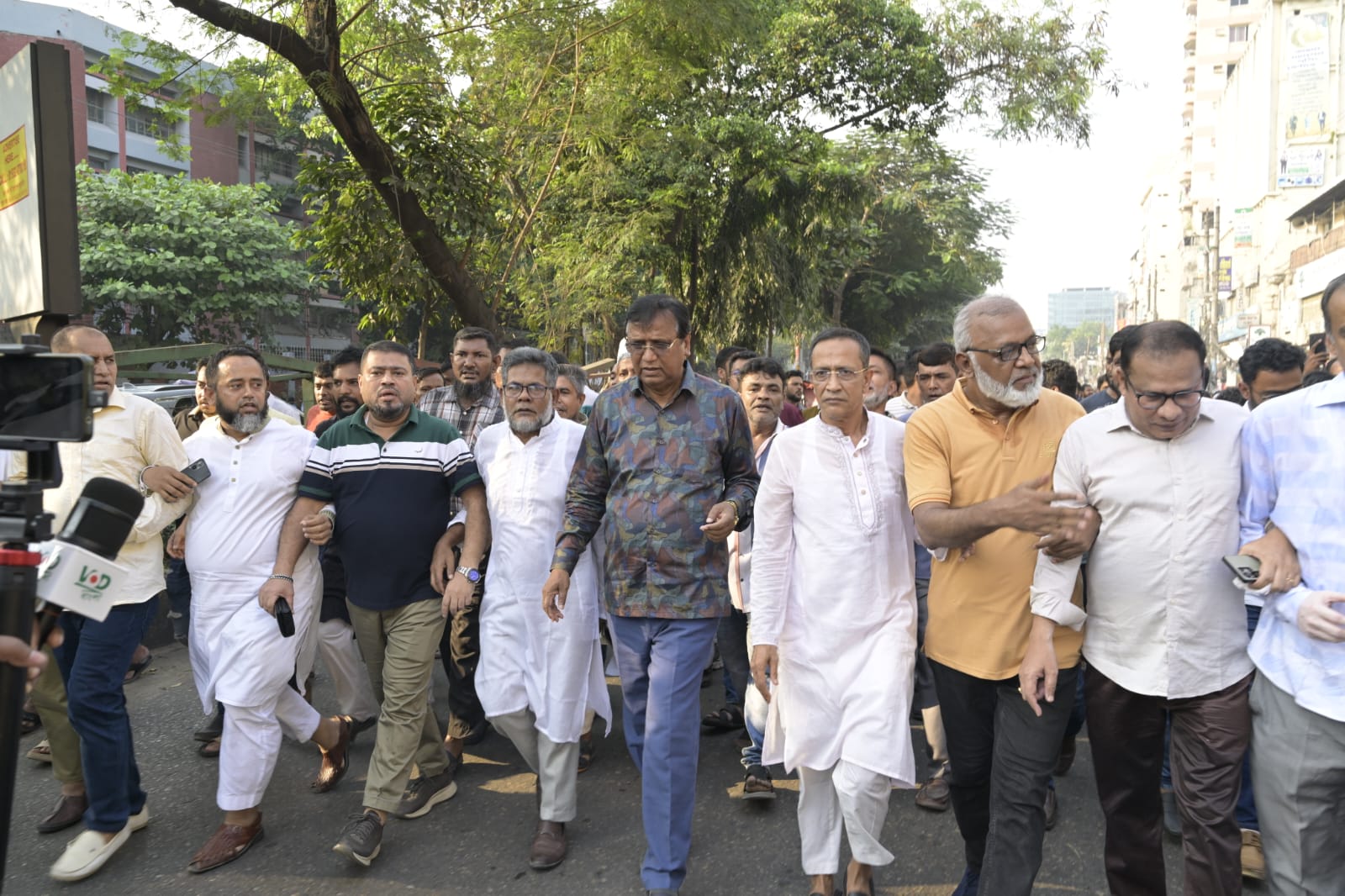 নিউমার্কেটের ফুটপাত দখলমুক্ত করে গাছ লাগাল ডিএসসিসি