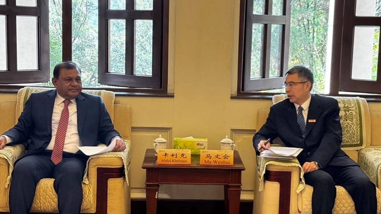 Education Secretary visits Yunnan University, stresses joint research