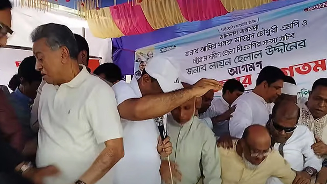 ত্রাণ বিতরণ অনুষ্ঠানে মঞ্চ ধসে পড়ে যান অর্থমন্ত্রী