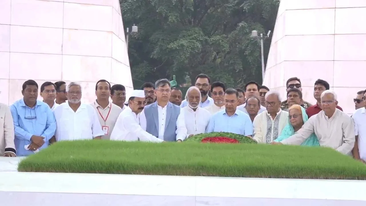Tarique Rahman pays tribute at Zia and Khaleda Zia's graves