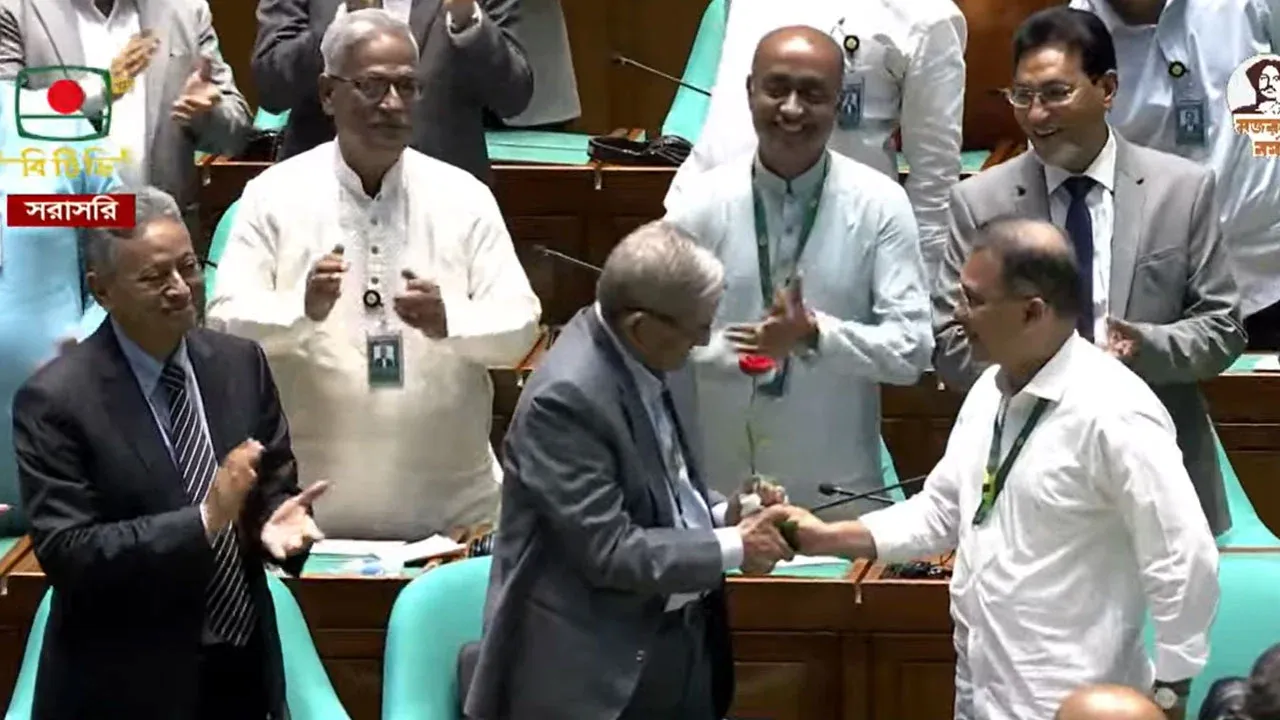 নবনির্বাচিত রাষ্ট্রপতি মির্জা ফখরুলকে লাল গোলাপ শুভেচ্ছা প্রধানমন্ত্রীর
