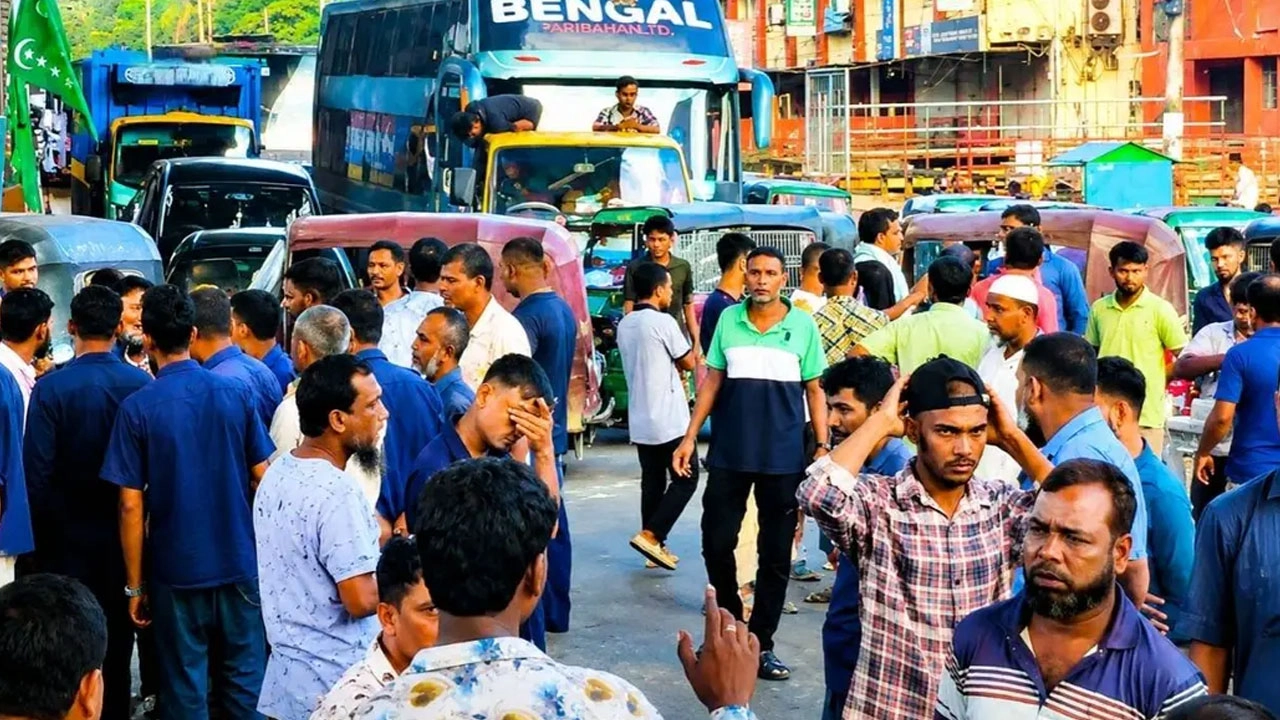 গ্যাস না পেয়ে চট্টগ্রামে সড়ক অবরোধ সিএনজি চালকদের