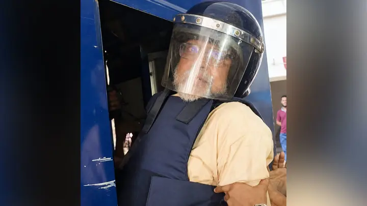 প্রিজন ভ্যানে ওঠার সময় মেজর আখতারুজ্জামানের ‘ইনকিলাব জিন্দাবাদ’ স্লোগান