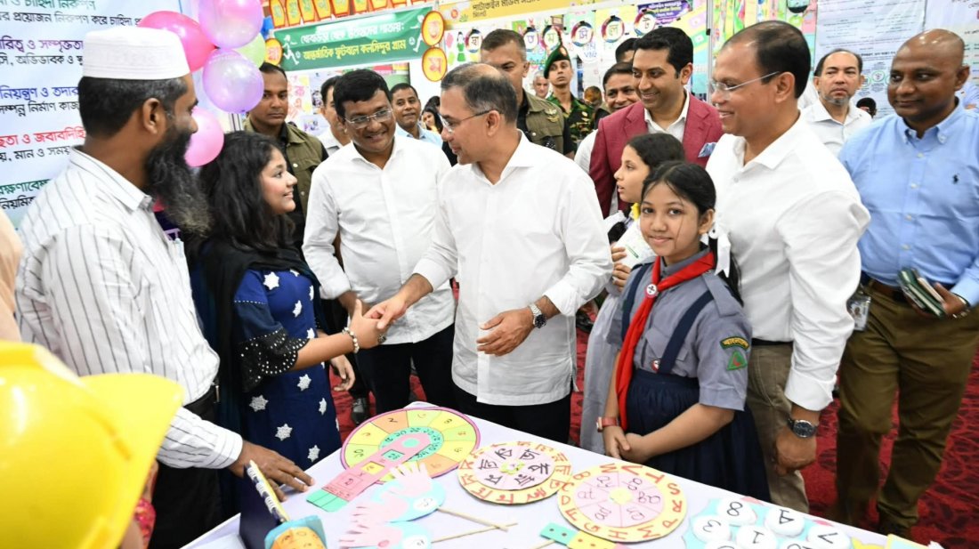 ক্ষুদে শিক্ষার্থীদের সঙ্গে সময় কাটালেন প্রধানমন্ত্রী, পূরণ করলেন ছবি তোলা ও গাছ লাগানোর আবদার