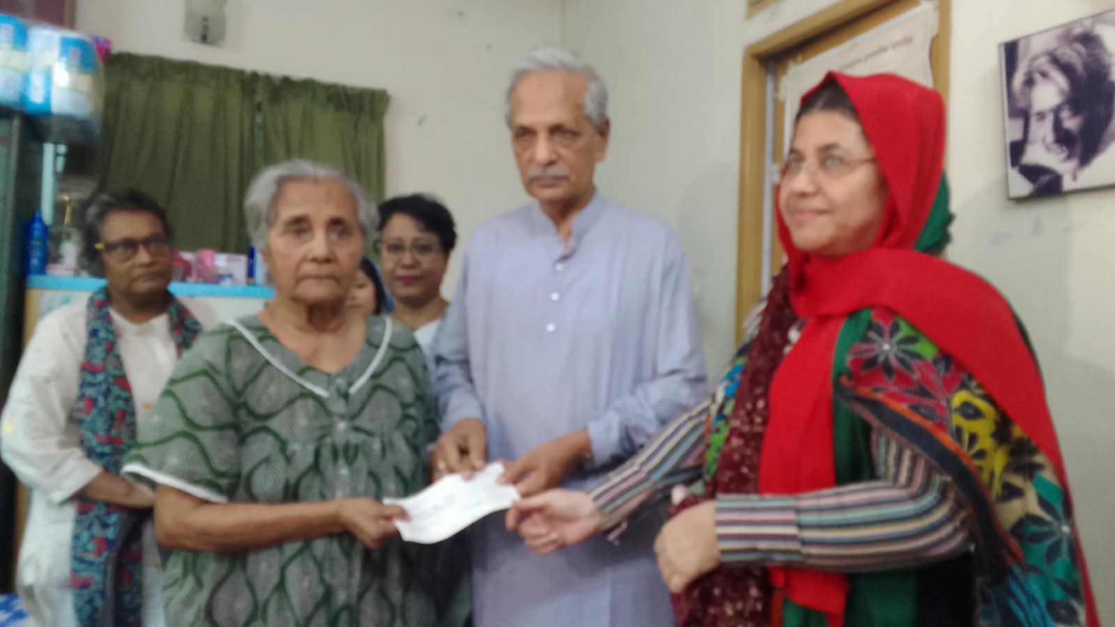ভাষাসৈনিক আব্দুল মতিনের অসুস্থ স্ত্রীকে দেখতে গেলেন সংস্কৃতি বিষয়ক মন্ত্রী
