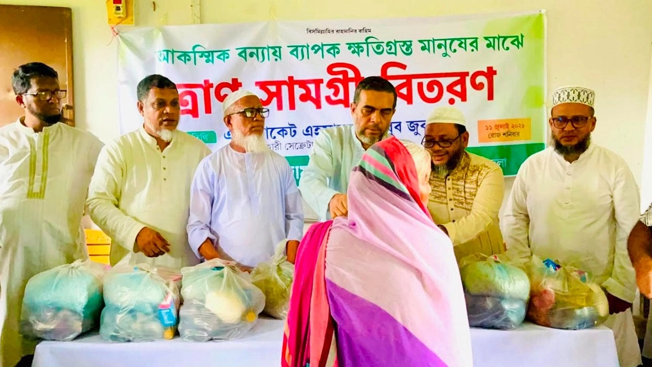 Jamaat distributes relief items among flood victims in Rajnagar