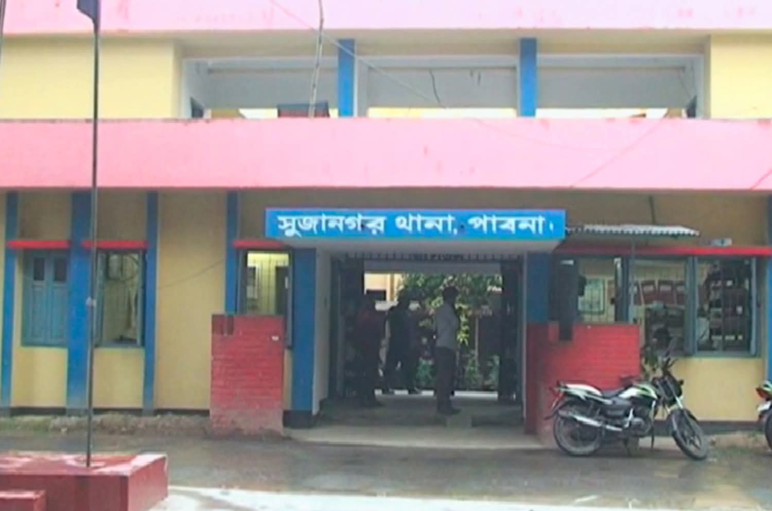 মসজিদের মাইকে ঘোষণা দিয়ে পুলিশের ওপর হামলার অভিযোগ, আহত ওসিসহ ২