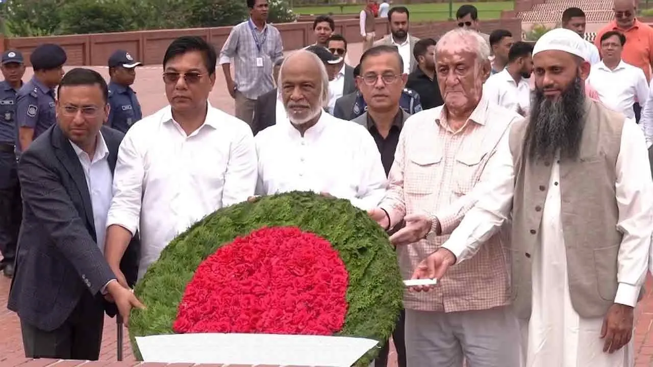 জাতীয় স্মৃতিসৌধে নবনিযুক্ত মন্ত্রী-প্রতিমন্ত্রীদের শ্রদ্ধা