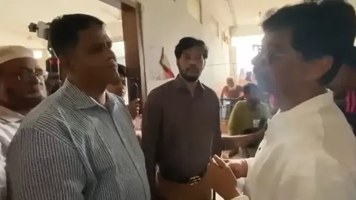 সুইপার আর হারপিক আনেন, আমি ক্লিন করব: কুমেক পরিচালককে কৃষিমন্ত্রী