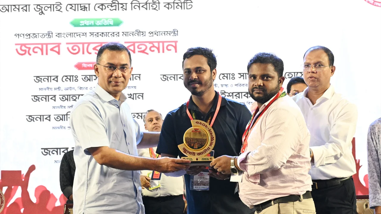 জুলাই আন্দোলনের শহীদ পরিবার ও আহতদের স্মৃতি স্মারক দিলেন প্রধানমন্ত্রী