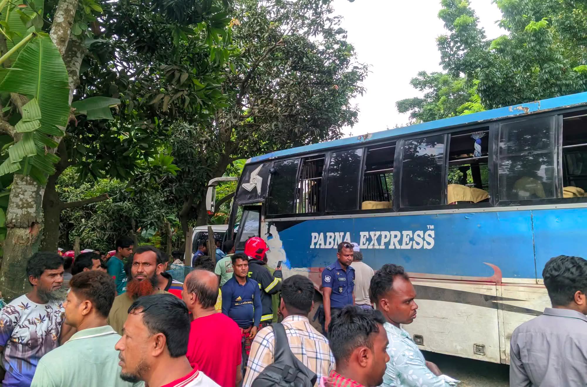 আতাইকুলায় বাস-অ্যাম্বুলেন্স সংঘর্ষে নিহত ২