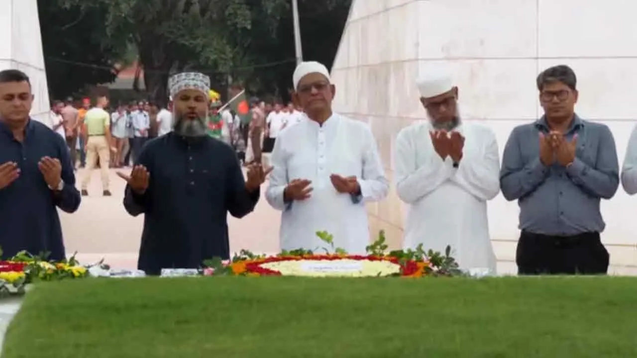 জিয়াউর রহমান ও খালেদা জিয়ার সমাধিতে রাষ্ট্রপতি মির্জা ফখরুলের শ্রদ্ধা