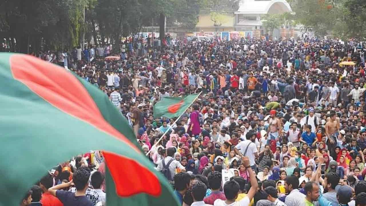 অস্ত্রের মুখেও থামেনি আন্দোলন, একদিন এগিয়ে আনা হয় ‘মার্চ টু ঢাকা’