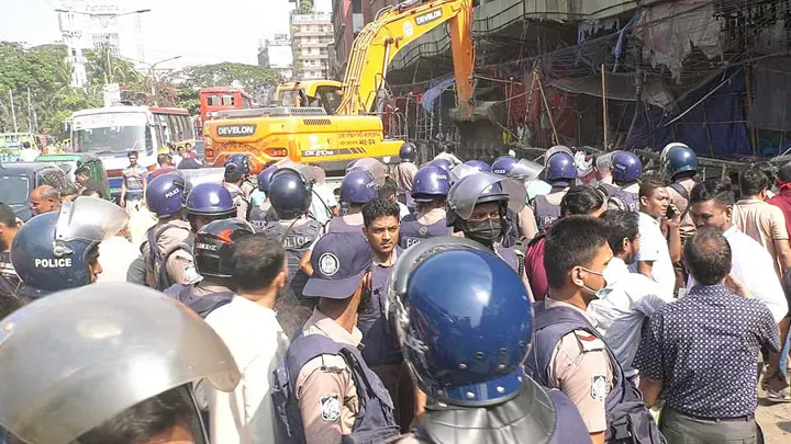 Over 100 illegal shops on Gulistan footpath evicted; hawkers warned of arrest