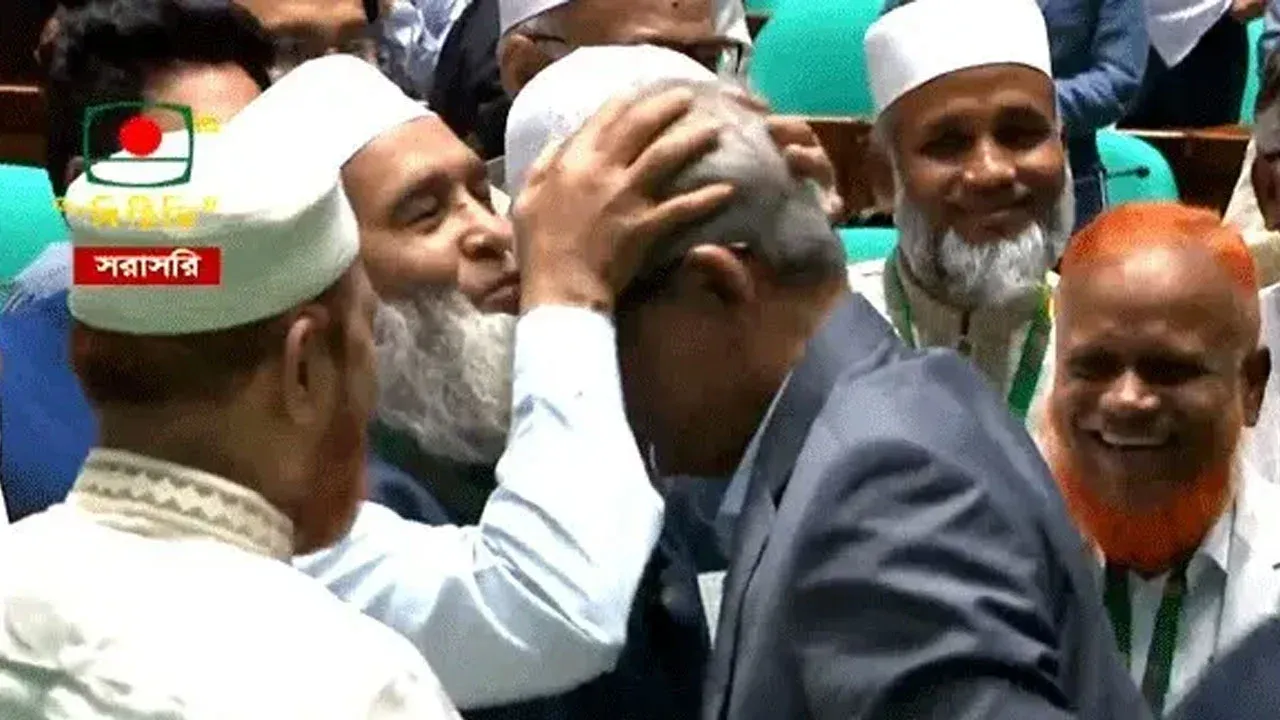 মির্জা ফখরুলের কপালে চুমু দিলেন জামায়াতের নায়েবে আমির