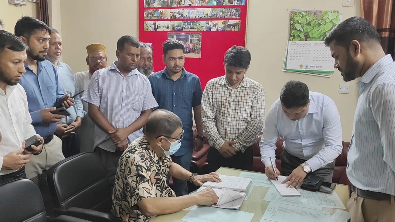 Health Minister's surprise visit in Muradnagar: directive to take action against 5 absent doctors