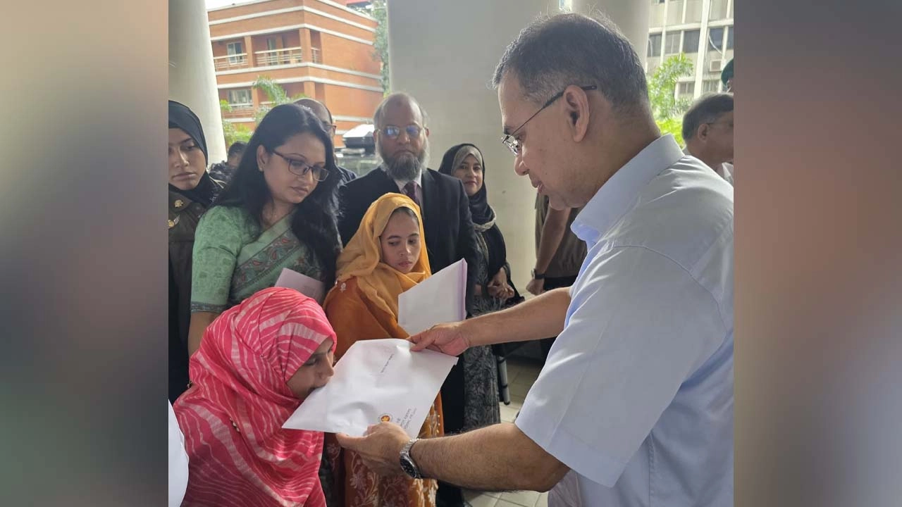 প্রতিবন্ধী তিন ব্যক্তির হাতে নিয়োগপত্র তুলে দিলেন প্রধানমন্ত্রী