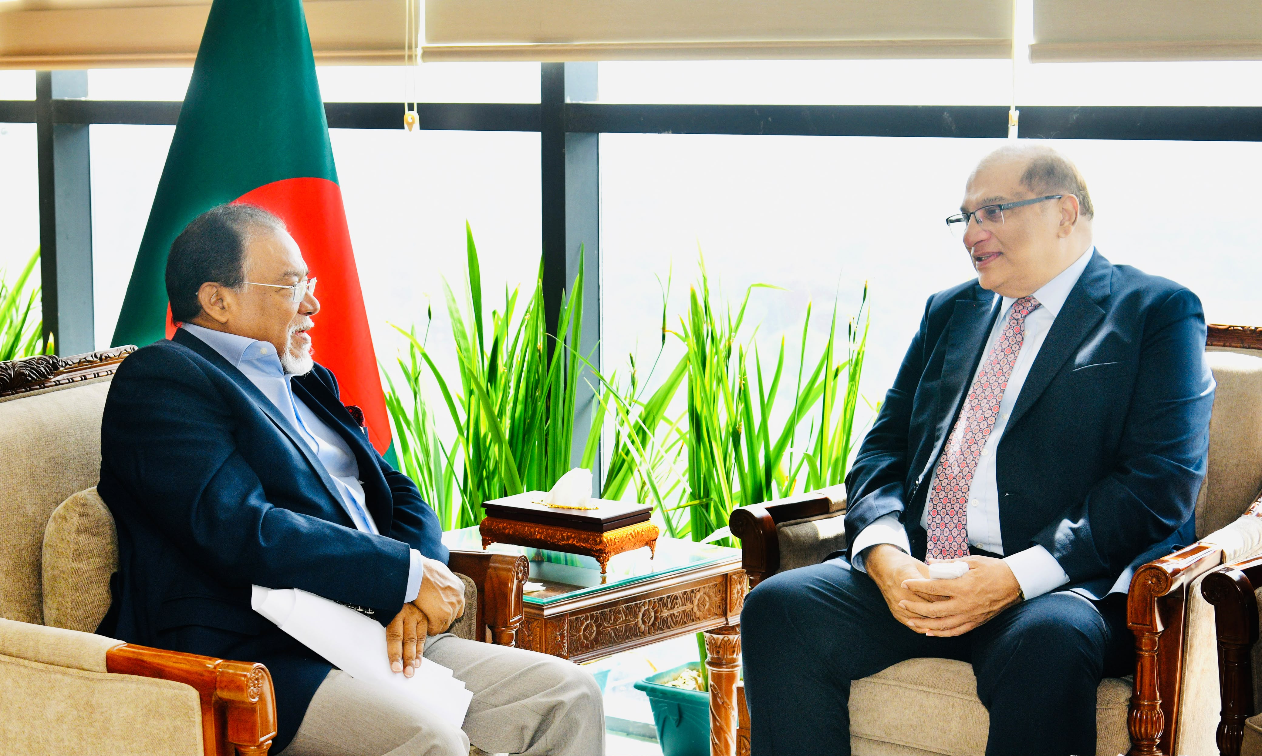 জনপ্রশাসন উপদেষ্টার সঙ্গে পাকিস্তানি হাইকমিশনারের সাক্ষাৎ: বাণিজ্য ও চিকিৎসায় সহযোগিতার আলোচনা