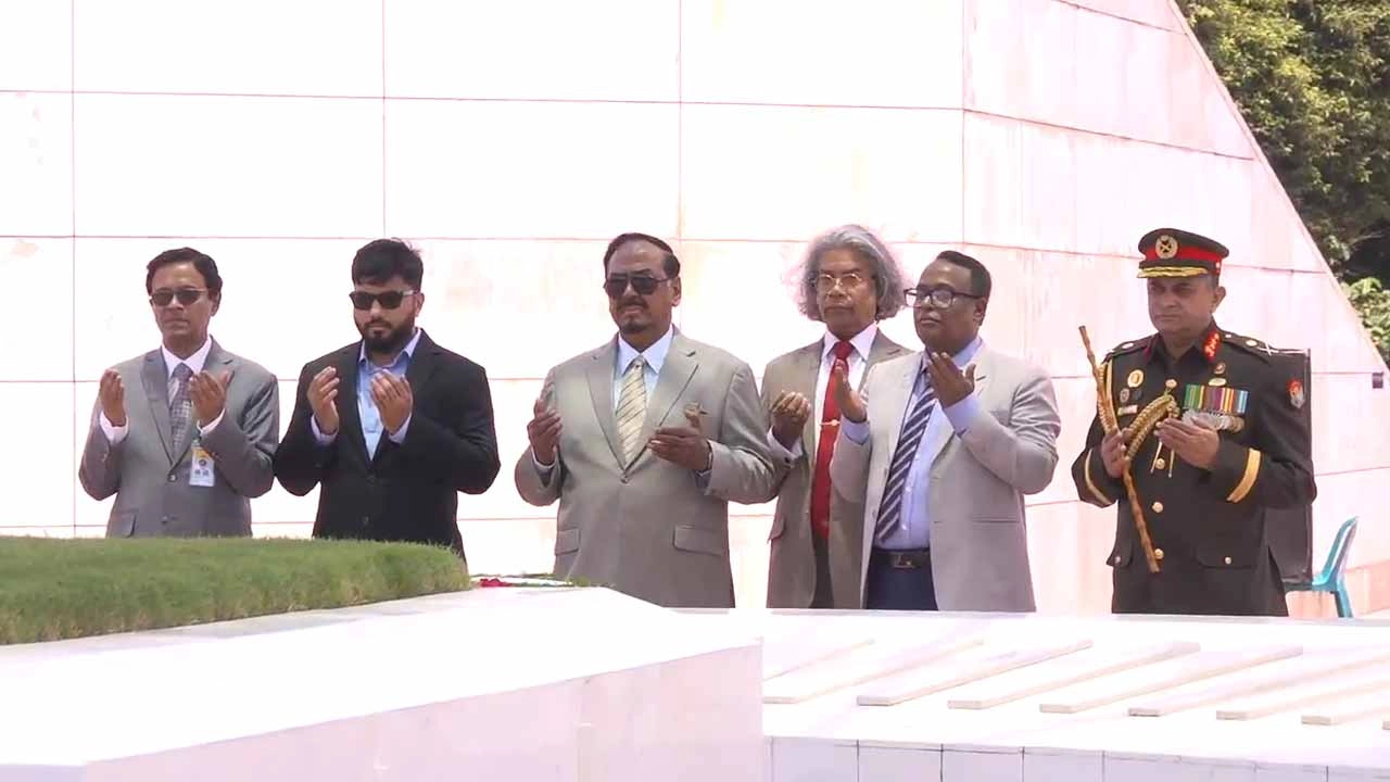 জিয়াউর রহমান ও খালেদা জিয়ার কবরে ভারপ্রাপ্ত রাষ্ট্রপতি হাফিজ উদ্দিনের শ্রদ্ধা