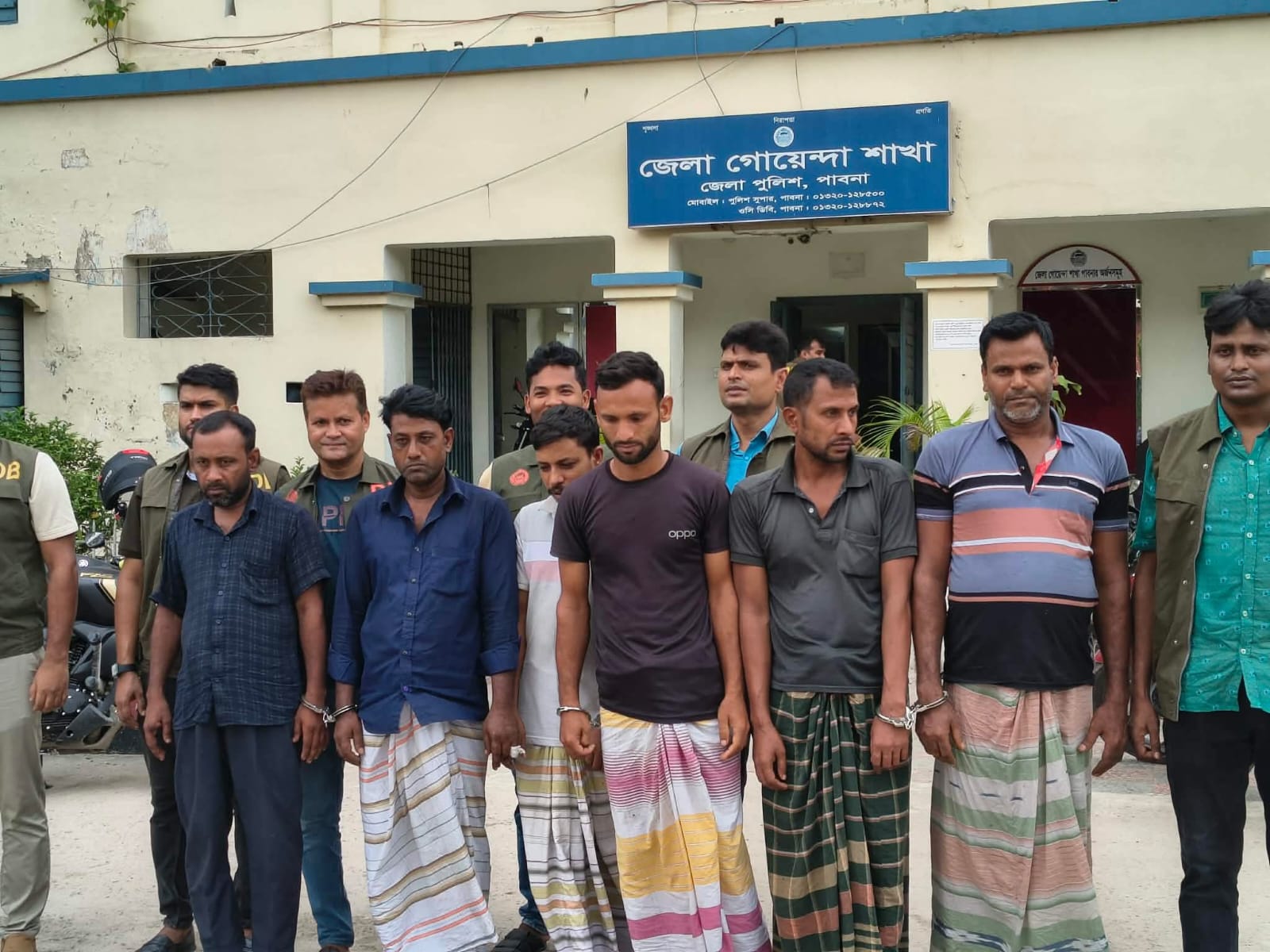 পাবনায় ট্রান্সফরমার চোরচক্রের ৬ সদস্য গ্রেপ্তার, উদ্ধার চোরাই মালামাল