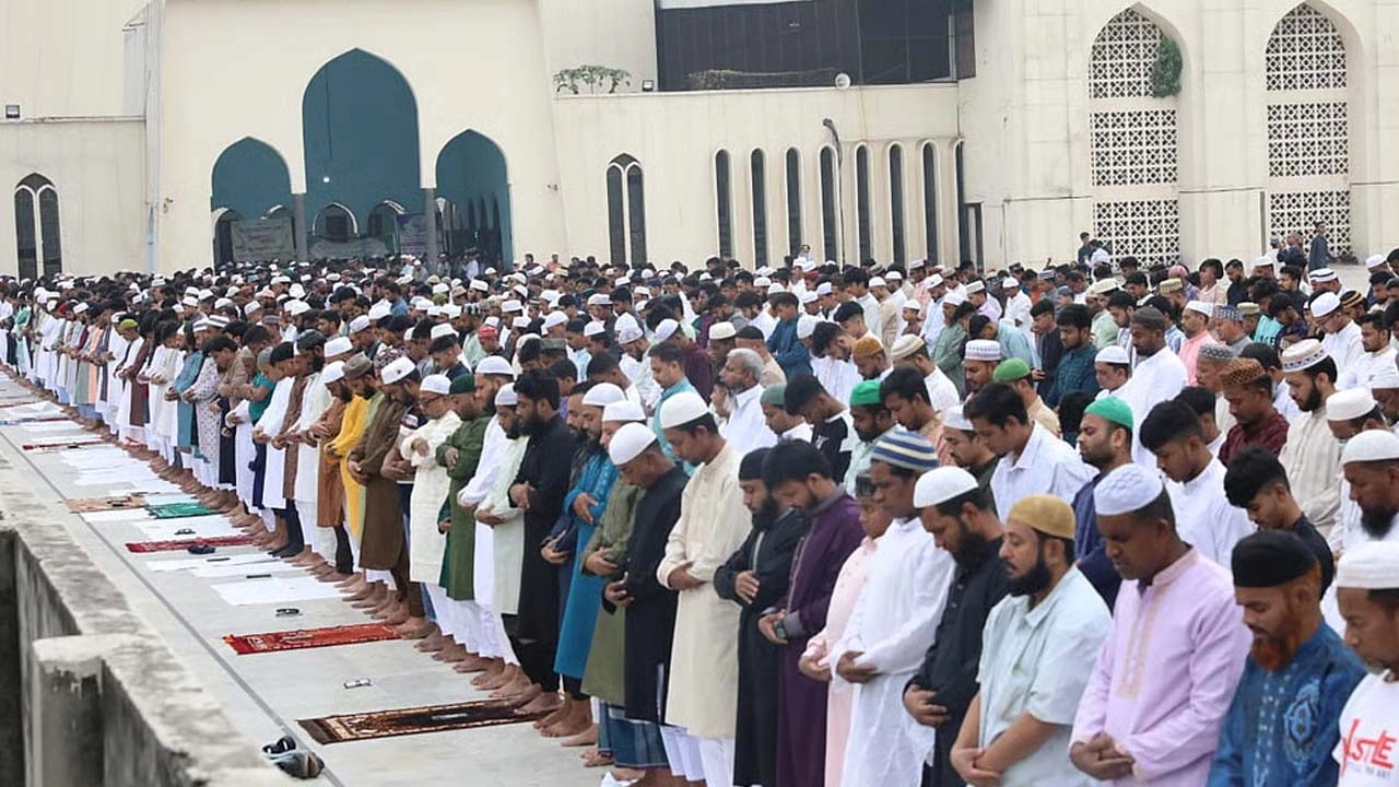 জুমার নামাজ আদায় না করলে কী শাস্তির কথা বলা হয়েছে?