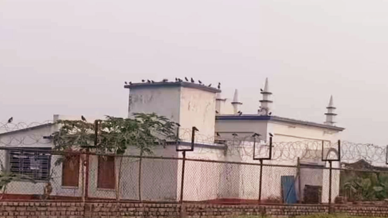 ১৩৬ বছরের ঐতিহাসিক মসজিদে নামাজ বন্ধ, রানওয়ে সম্প্রসারণে প্রবেশে নিষেধাজ্ঞা