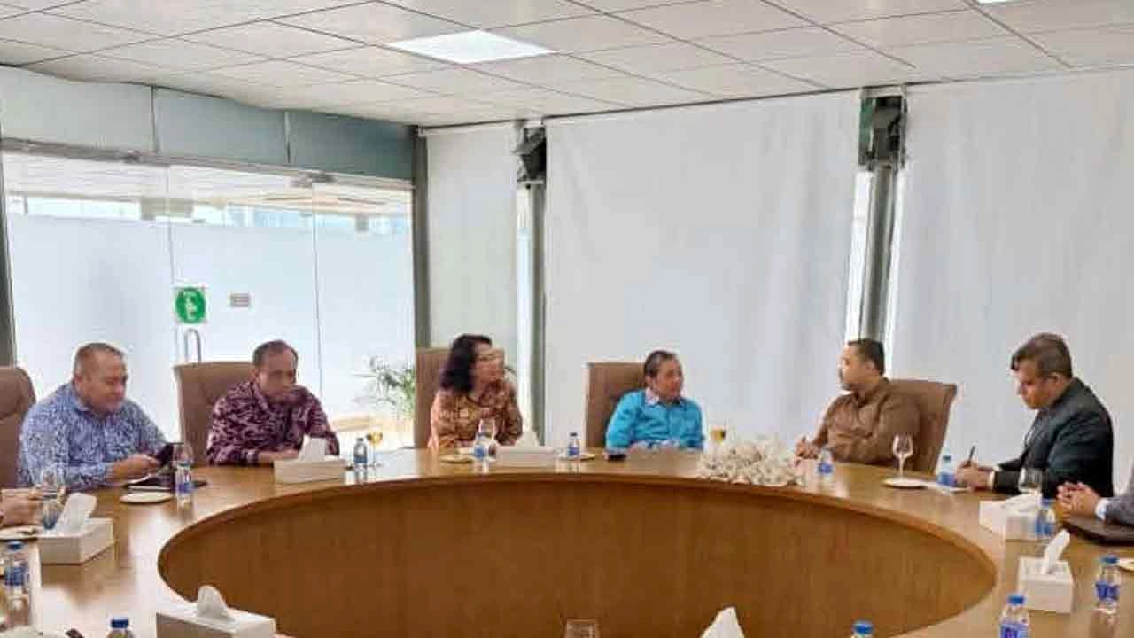 ভিসা সহজ ও বাণিজ্য বাড়াতে ইন্দোনেশিয়ার উপ-পররাষ্ট্রমন্ত্রীর সঙ্গে মাহদী আমিনের বৈঠক