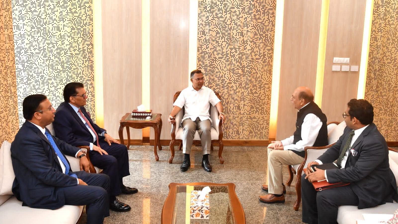 প্রধানমন্ত্রীর সঙ্গে ভারতের হাইকমিশনার দীনেশ ত্রিবেদীর সৌজন্য সাক্ষাৎ