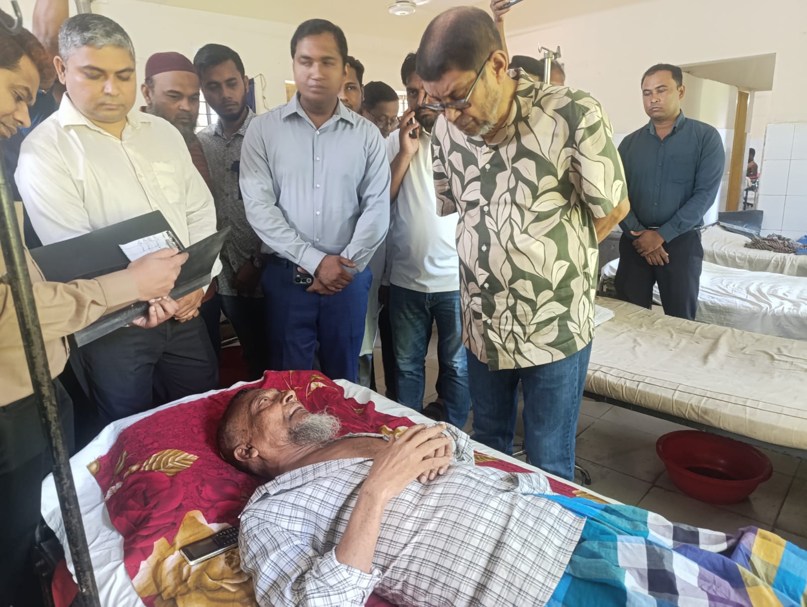 চরভদ্রাসনে স্বাস্থ্যমন্ত্রীর আকস্মিক পরিদর্শন, বিনানুমতিতে অনুপস্থিত কর্মচারীকে বদলির নির্দেশ
