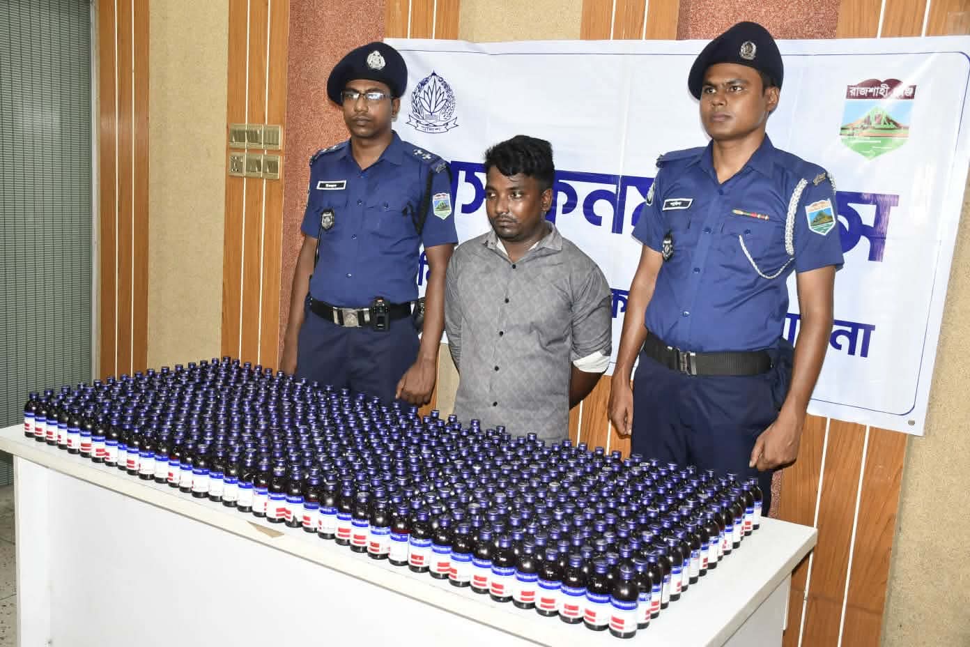 পাবনায় ৫০০ বোতল ফেনসিডিলসহ মাদক কারবারি আটক, প্রাইভেটকার জব্দ
