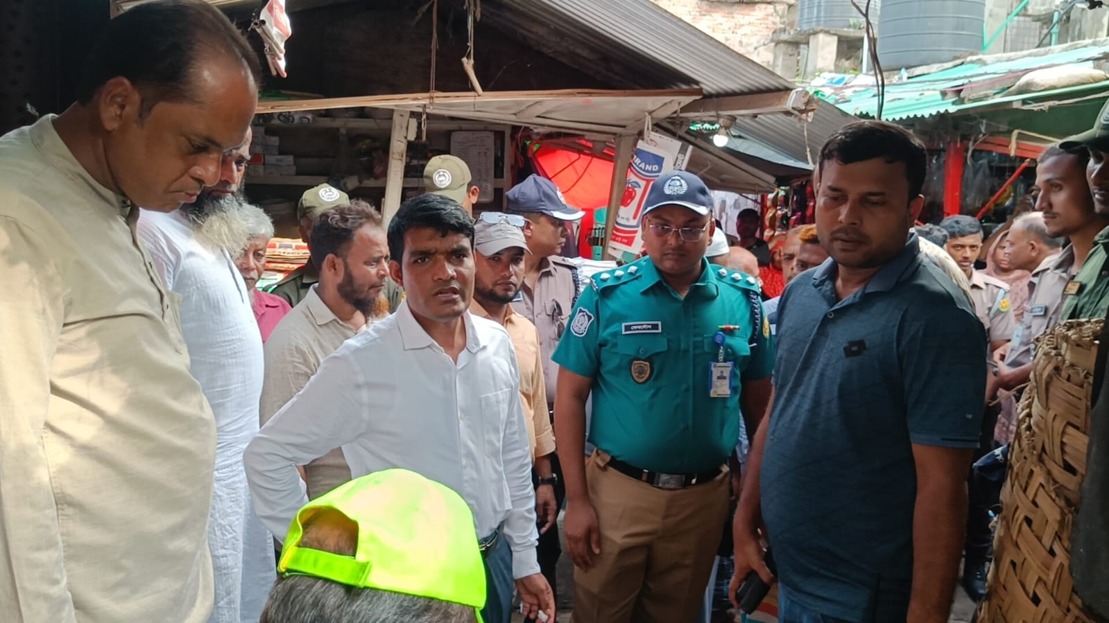 শ্যামবাজারে অবৈধ পলিথিনের বিরুদ্ধে অভিযান, জরিমানা ১ লাখ টাকা