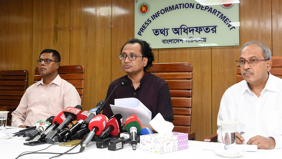 শেখ হাসিনার বক্তব্য প্রচার না করতে গণমাধ্যমকে সতর্ক করলেন তথ্য উপদেষ্টা