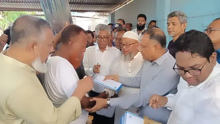 ভৈরবে আগুনে ক্ষতিগ্রস্তদের ঢেউটিন-নগদ অর্থ সহায়তা