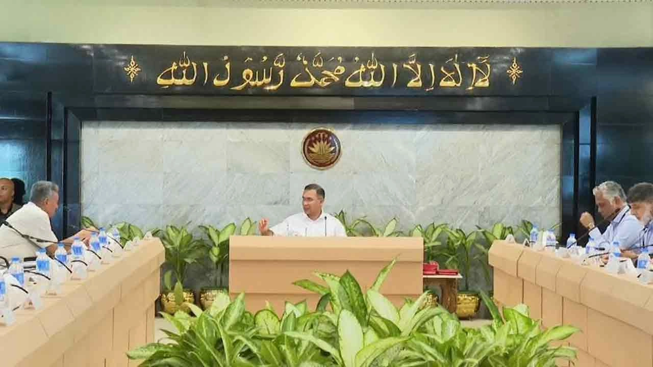 শীর্ষ শিল্পোদ্যোক্তাদের সঙ্গে প্রধানমন্ত্রীর বৈঠক, বিনিয়োগ ও ব্যবসা পরিবেশ উন্নয়নে গুরুত্ব