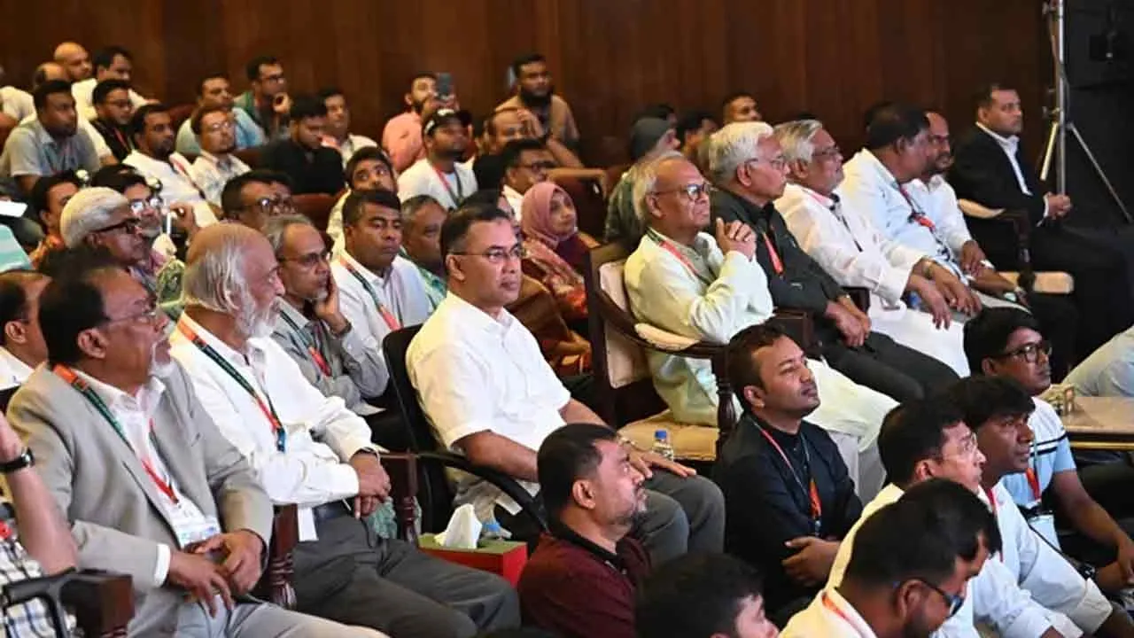 দর্শক সারিতে বসে প্রতিষ্ঠাবার্ষিকীর সাংস্কৃতিক অনুষ্ঠান উপভোগ করলেন প্রধানমন্ত্রী