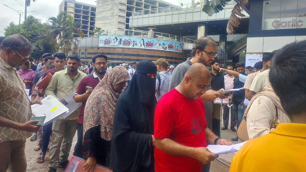 ভারতীয় ভিসা আবেদনকারীদের দীর্ঘ সারি, স্লট নিয়ে বাড়ছে অসন্তোষ