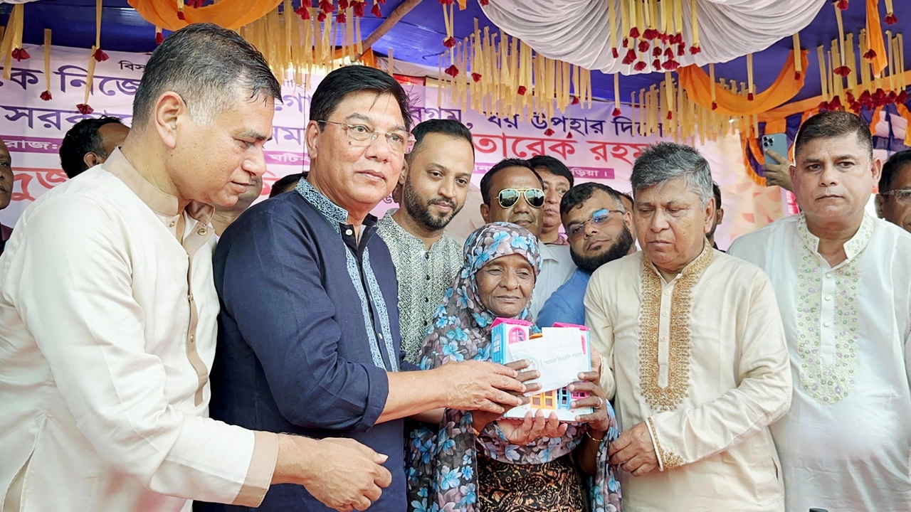 Golapi, who lived on the Shahbagh footpath, gets new house given by the Prime Minister