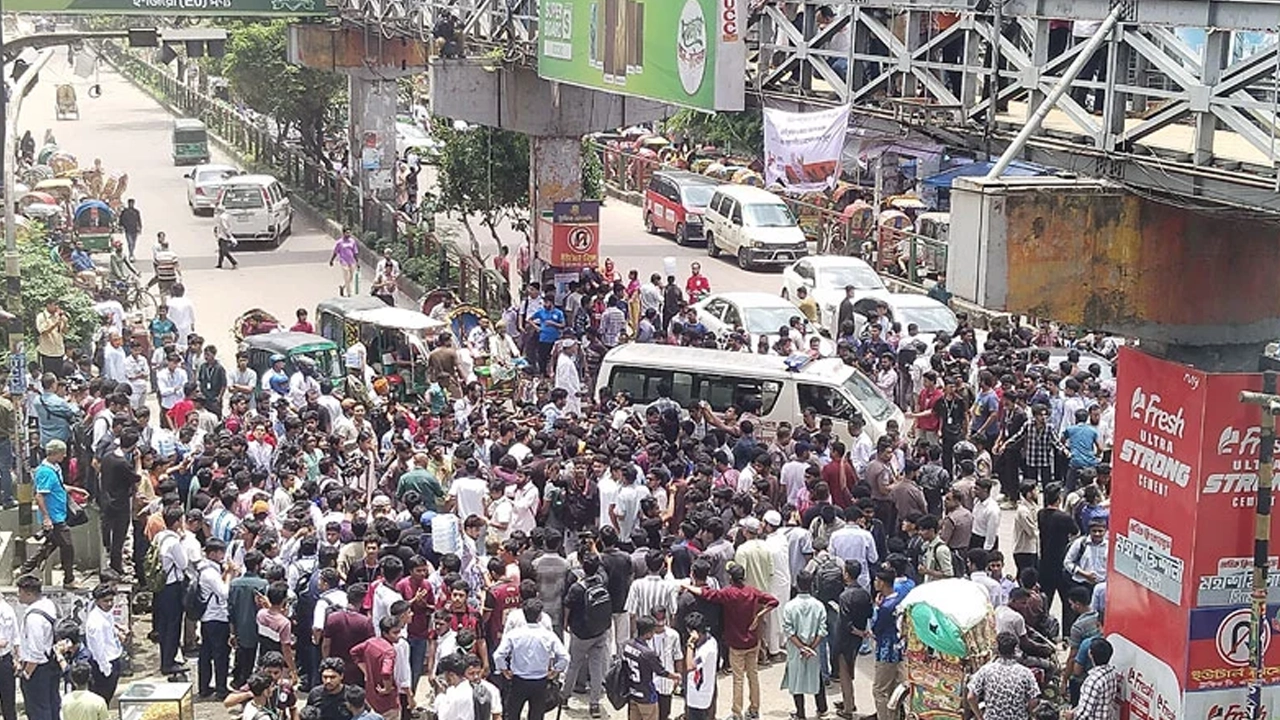 শিক্ষামন্ত্রীর পদত্যাগ দাবিতে রাজধানীতে শিক্ষার্থীদের সড়ক অবরোধ, তীব্র যানজটে ভোগান্তি
