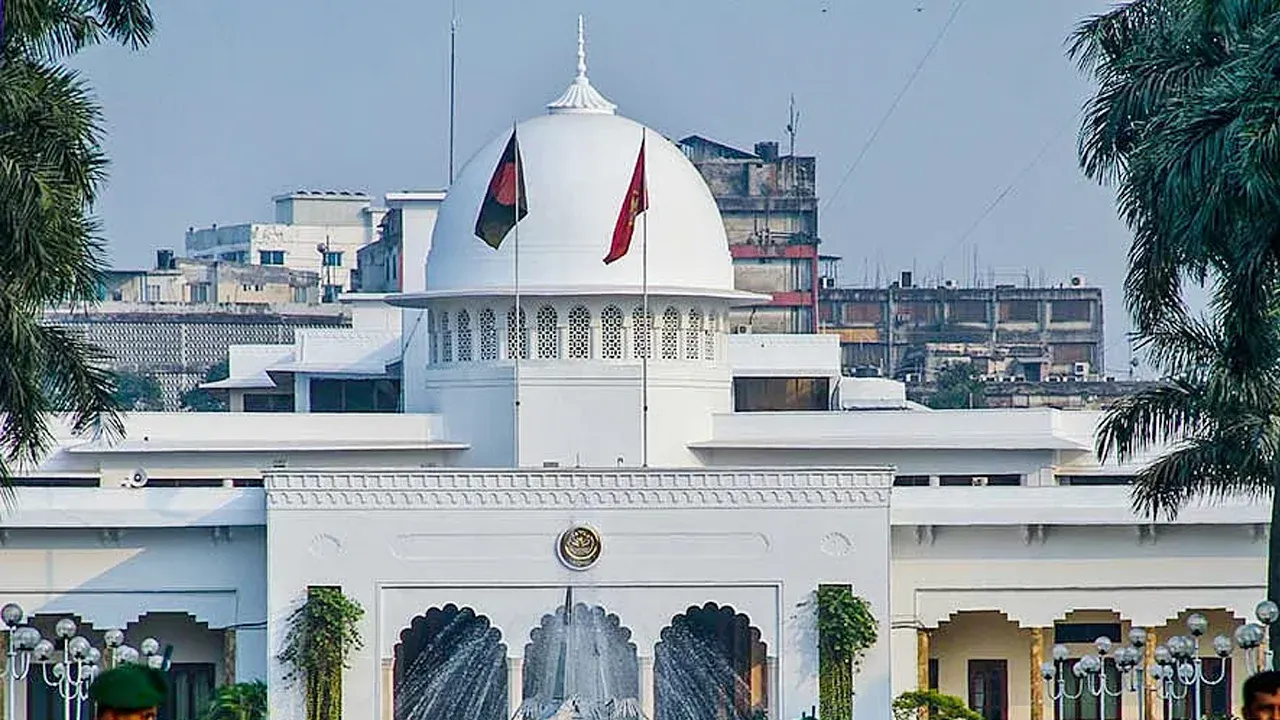 রাষ্ট্রপতির সঙ্গে সিইসি ও তিন নির্বাচন কমিশনারের সাক্ষাৎ