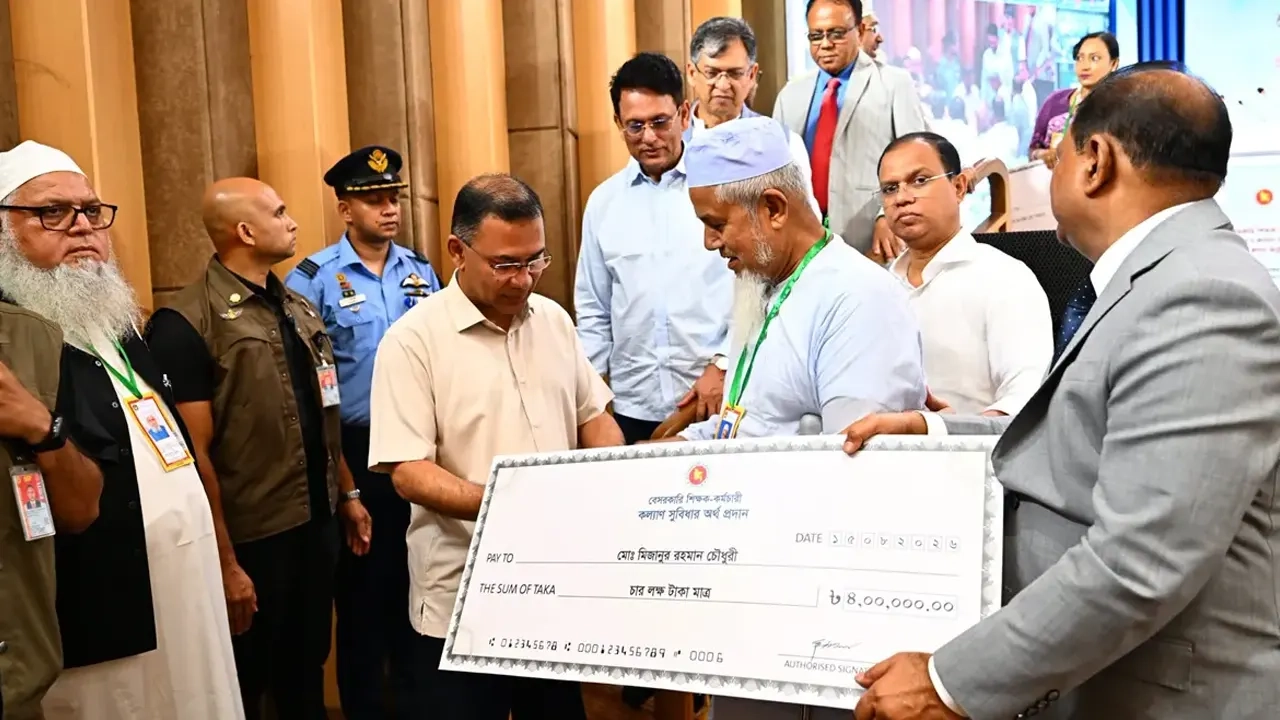 Prime Minister himself came down from the stage to honor elderly teacher