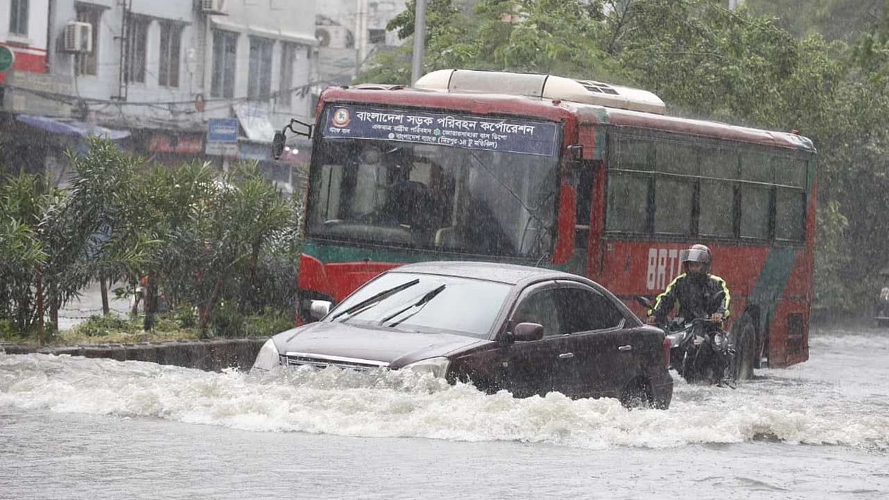 ভারী বৃষ্টিতে ডুবল রাজধানীর বিভিন্ন এলাকা, দুর্ভোগে নগরবাসী