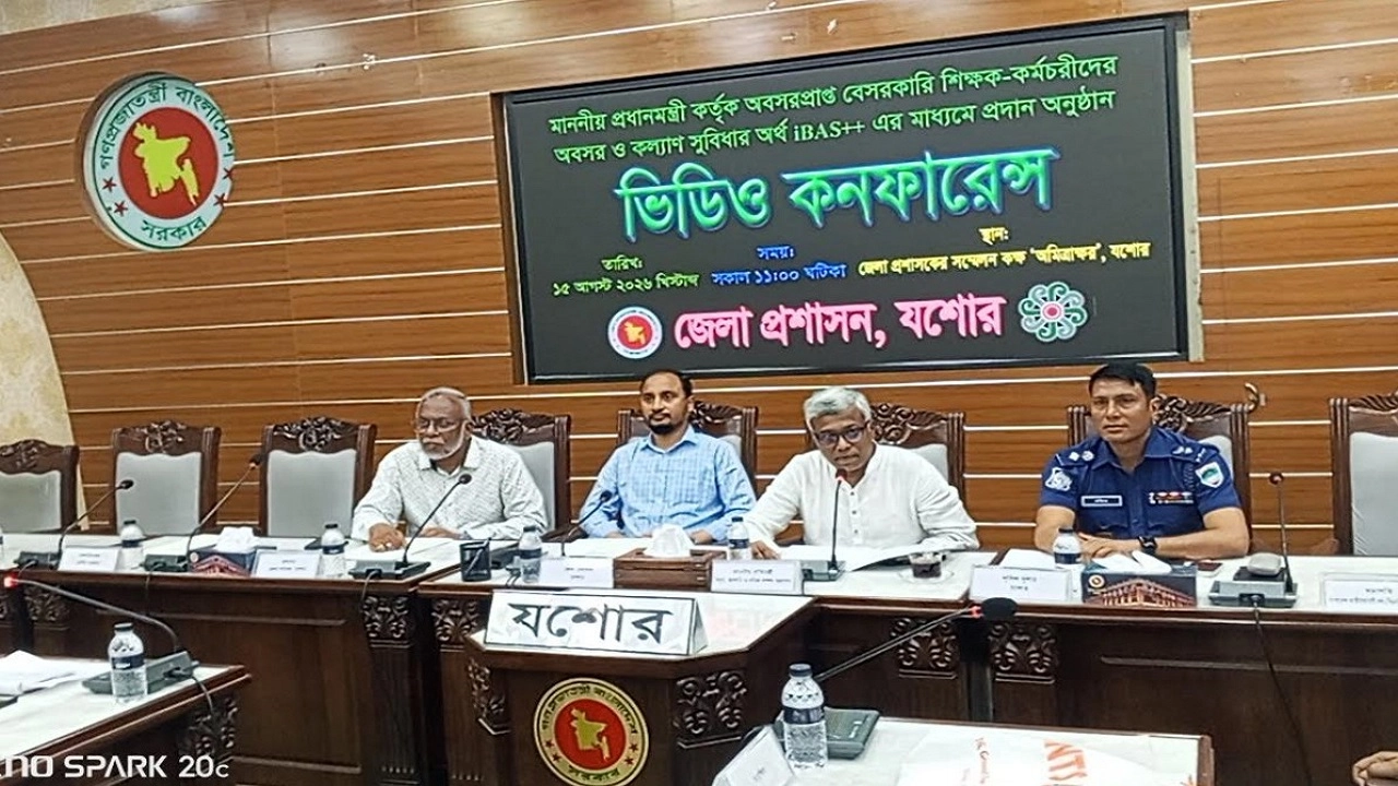 Cheque distribution of welfare benefits for retired private teachers and employees
