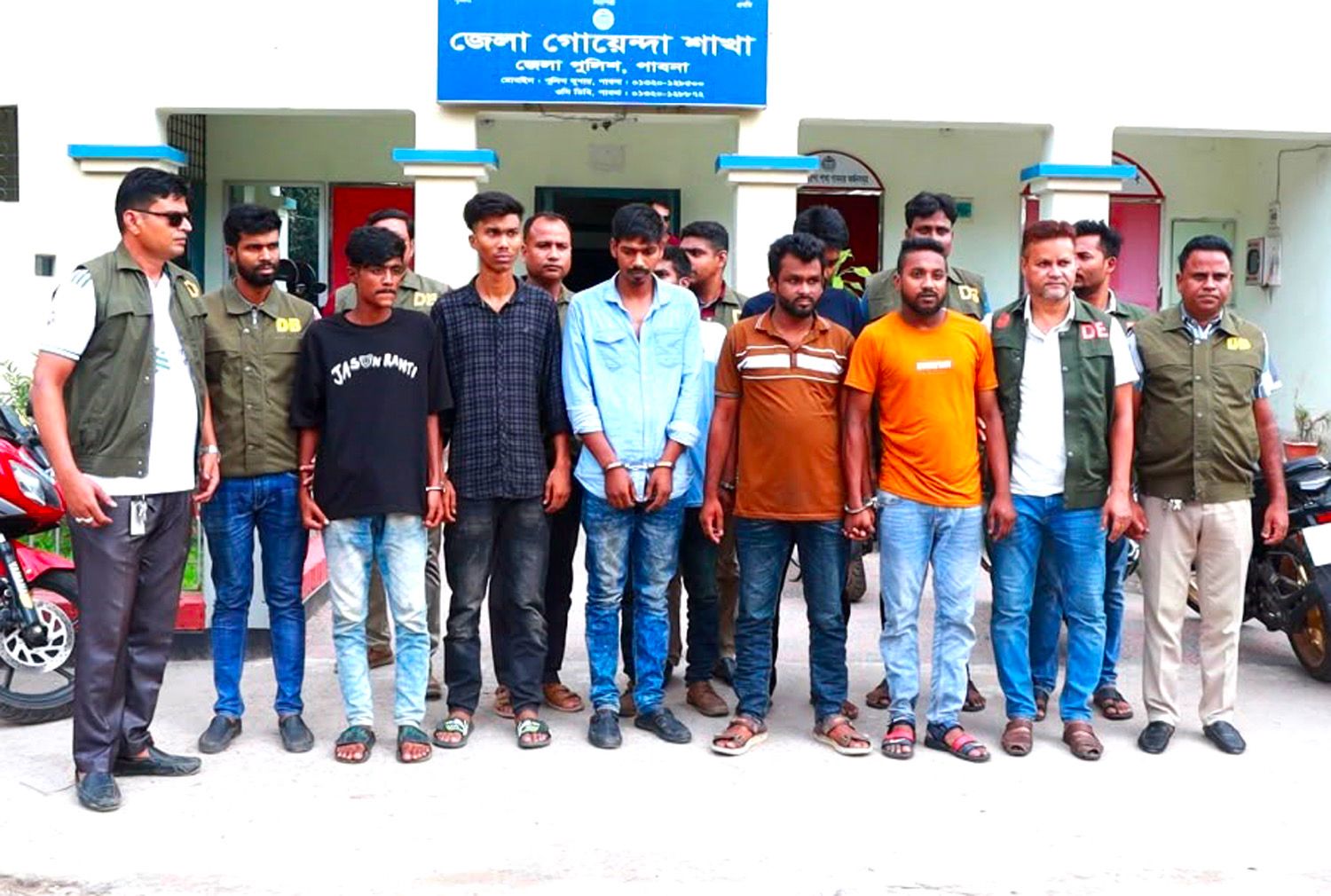 বিদেশি পিস্তল-গুলিসহ ঈশ্বরদীতে ডিবির অভিযানে আটক ৭